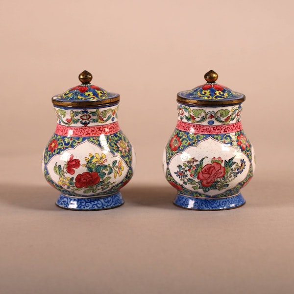 A pair of early Chinese Qianlong Canton enamel pomode pots and covers - image 4