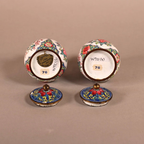 A pair of early Chinese Qianlong Canton enamel pomode pots and covers - image 5