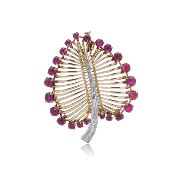 Vintage Retro Gold and Platinum ruby leaf shaped brooch - image 9