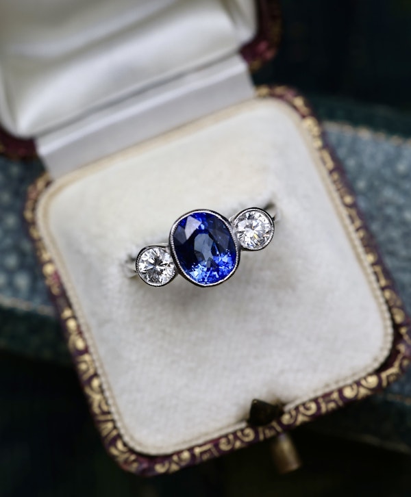 A very fine 18 ct.  White Gold & Platinum Oval 2.40ct Sapphire & Diamond Three Stone Ring. Circa 1935 - image 3