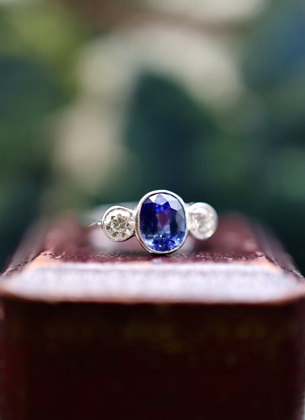 A very fine 18 ct.  White Gold & Platinum Oval 2.40ct Sapphire & Diamond Three Stone Ring. Circa 1935 - image 4