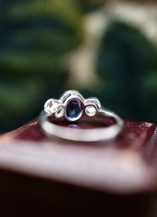 A very fine 18 ct.  White Gold & Platinum Oval 2.40ct Sapphire & Diamond Three Stone Ring. Circa 1935 - image 5