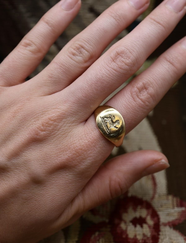 18ct Yellow Gold Mens Signet Ring Circa 1900 - image 3