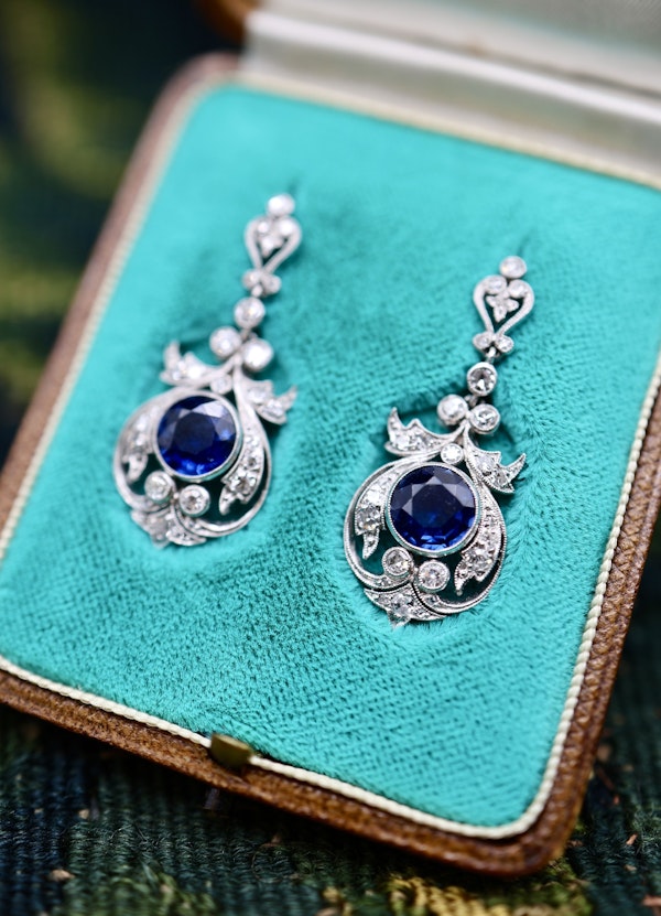 An exceptionally fine pair of Antique Natural Sapphire and Diamond Drop Platinum Earrings, English, Circa 1910. - image 4