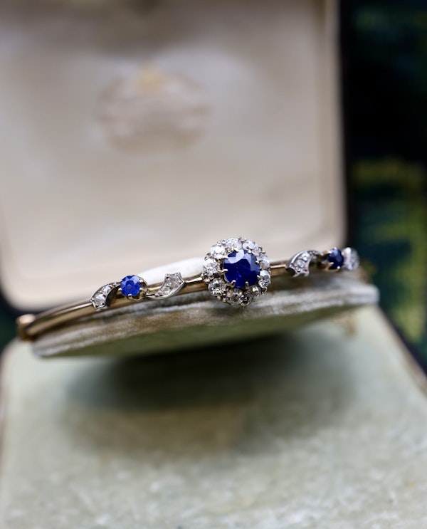 A very beautiful 15 Carat Yellow Gold (tested)Sapphire & Diamond half hinged and "knife edged style" Bangle, English, Circa 1890 - image 4