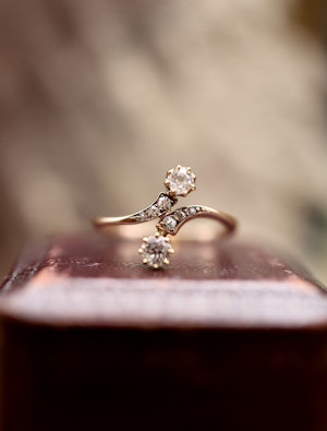 Downstairs at Grays: A very fine Diamond  two Stone Twist Ring, "Moi et Toi", in 15 carat Yellow Gold. Circa 1920.