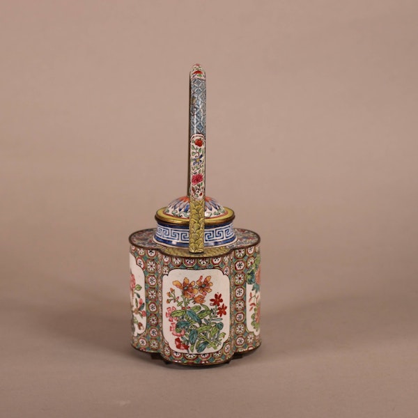 A Chinese enamel teapot and cover with looped fixed handle, Qianlong (1736-95) - image 3