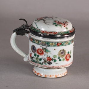Famille verte mustard cup and cover with metal mounts, mid-Kangxi (1662-1722)