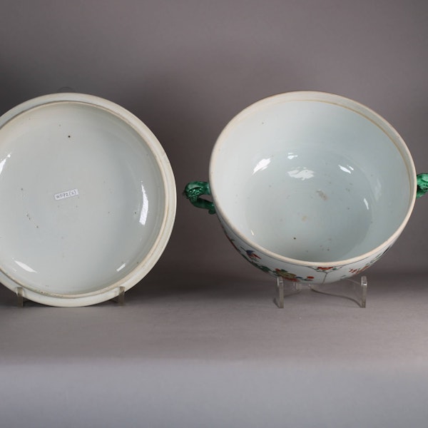 Chinese famille verte two-handled circular bowl and cover, Kangxi (1662-1722) - image 2