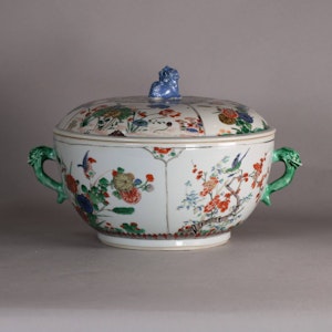 Chinese famille verte two-handled circular bowl and cover, Kangxi (1662-1722)