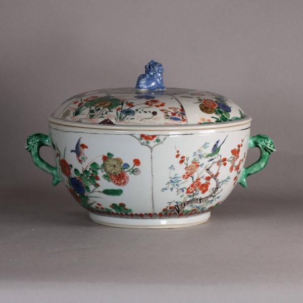 Chinese famille verte two-handled circular bowl and cover, Kangxi (1662-1722) - image 1