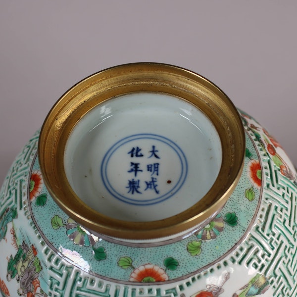 Chinese porcelain moulded bowl, possibly 18th century - image 3