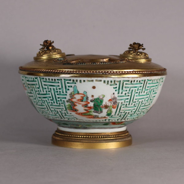 Chinese porcelain moulded bowl, possibly 18th century - image 4