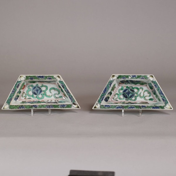 Pair of Chinese famille verte biscuit hors d'oeuvre dishes, Kangxi (1662-1722) - image 2