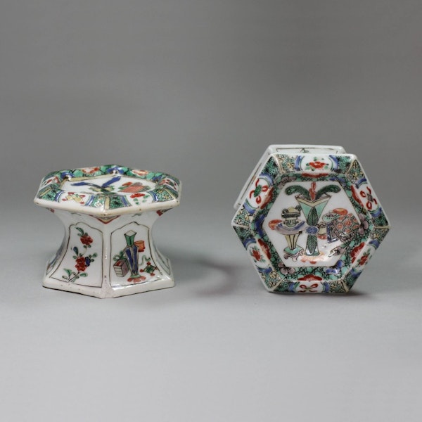 Pair of Chinese famille-verte hexagonal salts, Kangxi (1662-1722) - image 1