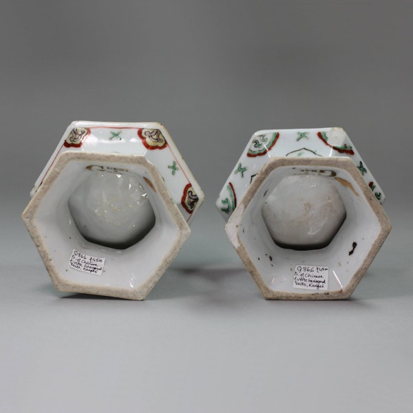 Pair of Chinese famille-verte hexagonal salts, Kangxi (1662-1722) - image 3