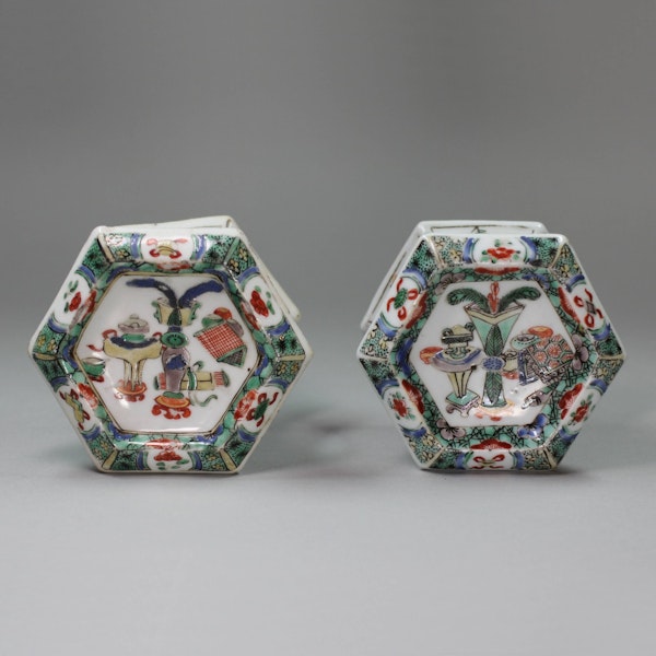 Pair of Chinese famille-verte hexagonal salts, Kangxi (1662-1722) - image 2