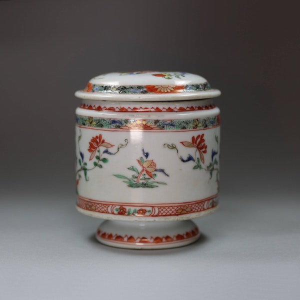 Chinese famille verte mustard pot and cover, Kangxi (1662-1722) - image 4