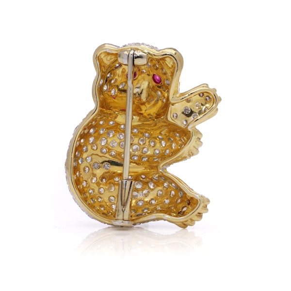 18kt yellow gold diamond bear brooch - image 5