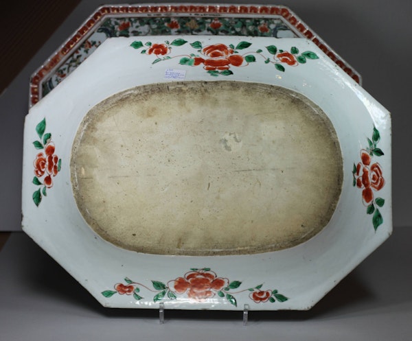 Pair of Chinese famille verte 'pie-crust rim' meat dishes, Kangxi (1662-1722) - image 2