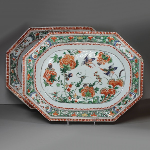 Pair of Chinese famille verte 'pie-crust rim' meat dishes, Kangxi (1662-1722) - image 1