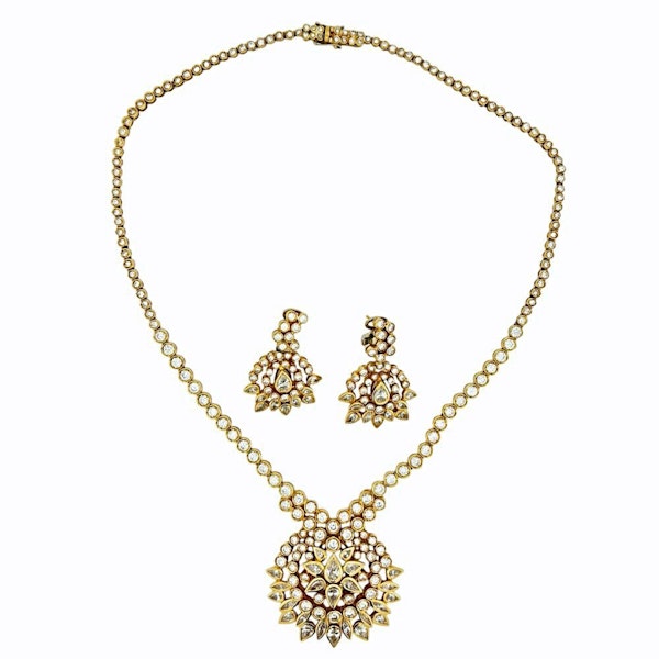 Stunning Yellow Gold Necklace with 15,30kt Diamond set with 5,25kt Diamond Earrings - image 2