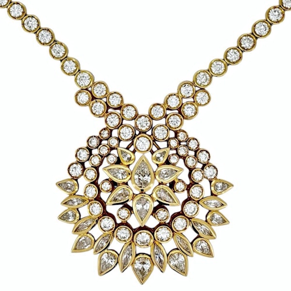 Stunning Yellow Gold Necklace with 15,30kt Diamond set with 5,25kt Diamond Earrings - image 1