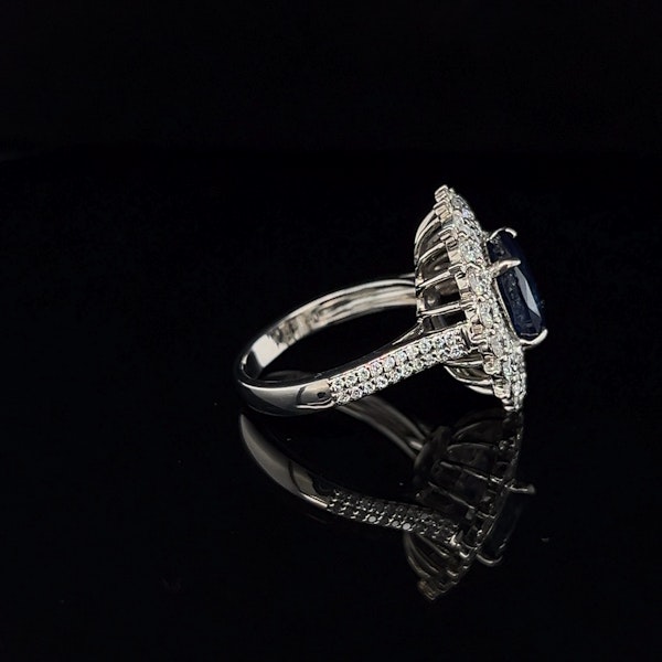 3.95ct Royal blue oval sapphire & diamond cluster ring - image 4