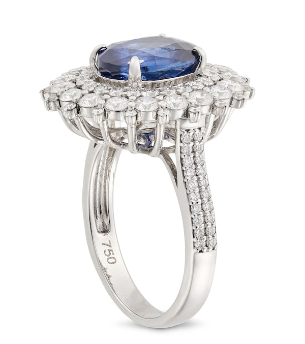 3.95ct Royal blue oval sapphire & diamond cluster ring - image 5