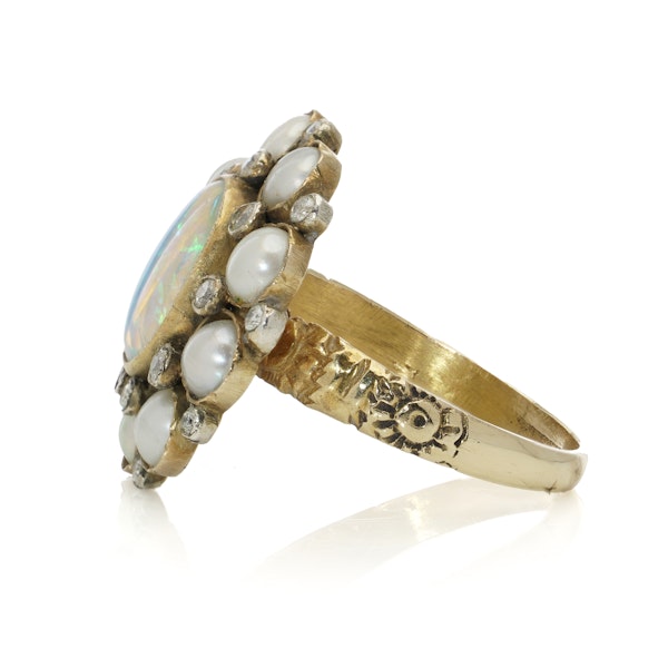 Vintage 9kt gold opal cluster ring - image 4