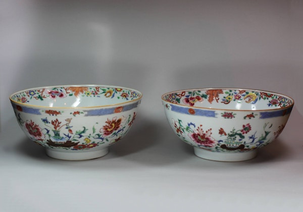 Pair of Chinese famille rose fish bowls, Qianlong (1736-95) - image 3