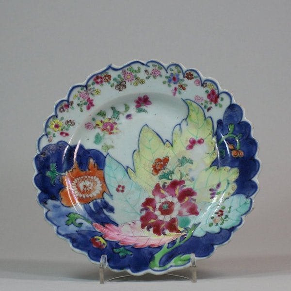 Chinese famille rose tobacco leaf saucer, Qianlong (1736-95) - image 1