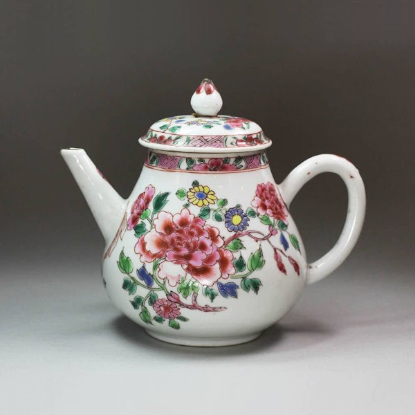 Chinese famille rose teapot and cover, early Qianlong (1736-1795) - image 1