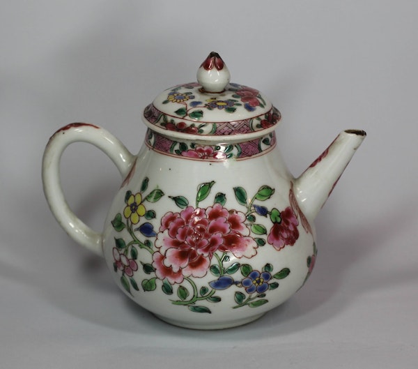 Chinese famille rose teapot and cover, early Qianlong (1736-1795) - image 2