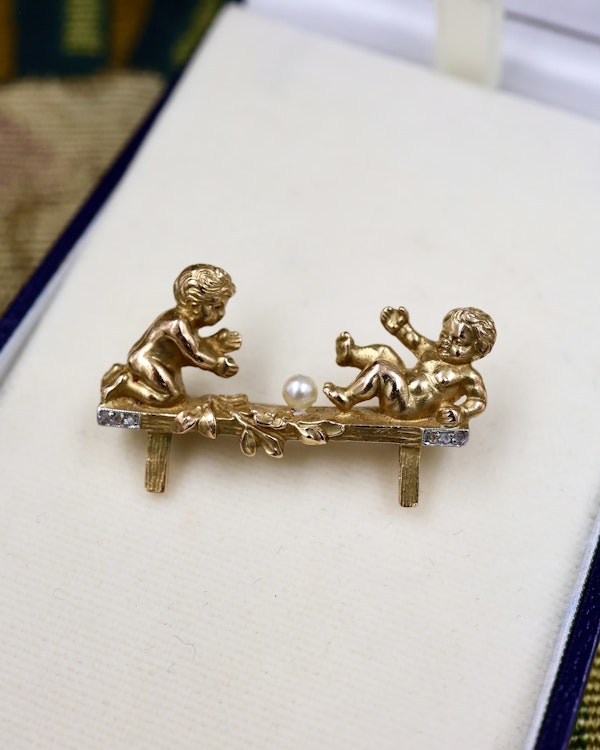 A very fine 18ct Yellow Gold (stamped), Natural Seed Pearl & Diamond Cherub Brooch. Circa 1890 - image 1