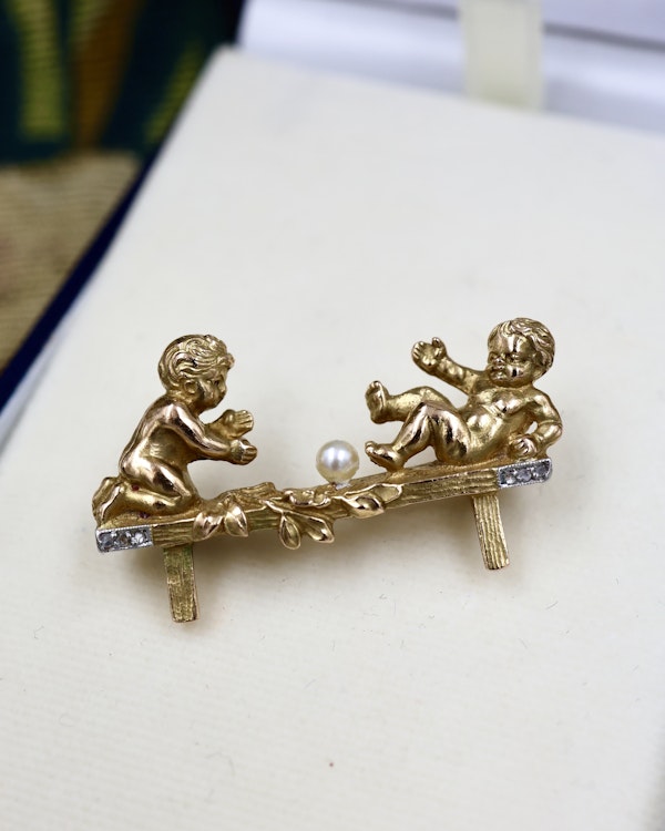 A very fine 18ct Yellow Gold (stamped), Natural Seed Pearl & Diamond Cherub Brooch. Circa 1890 - image 3