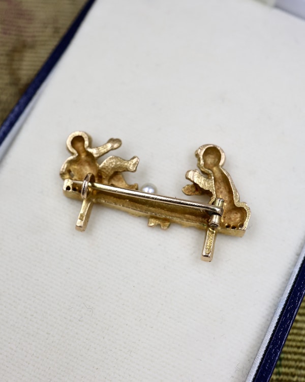 A very fine 18ct Yellow Gold (stamped), Natural Seed Pearl & Diamond Cherub Brooch. Circa 1890 - image 4