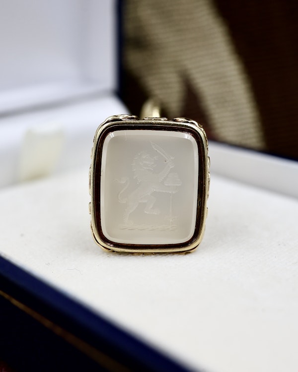 A very fine 15ct (tested) Yellow Gold "white" Chalcedony, Intaglio, Lyre Seal with Split Ring Fastener. C 1830 - image 1