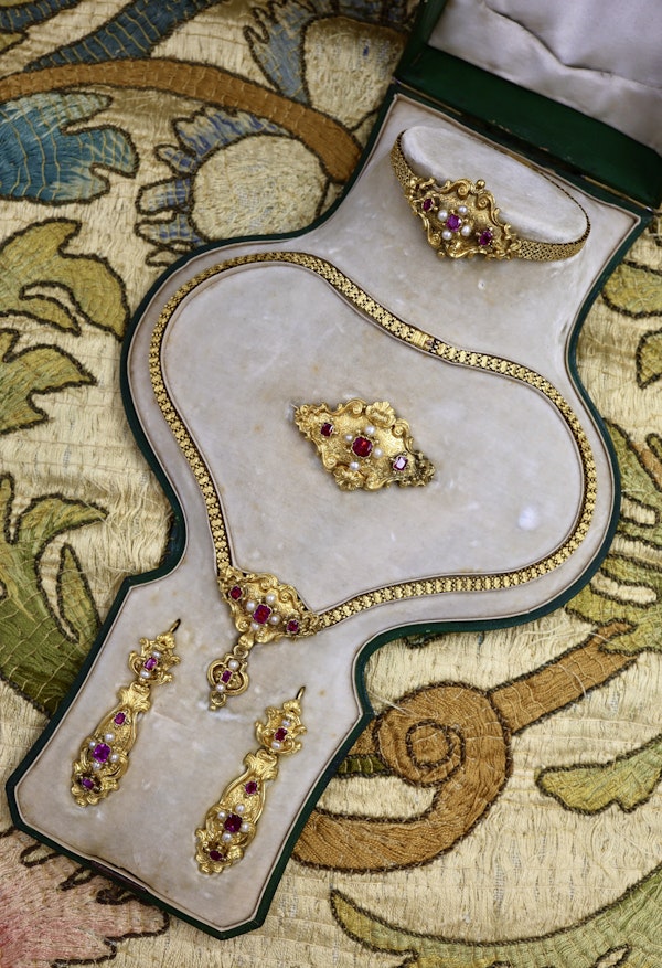 A Beautiful example of a very fine 18ct Yellow Gold, Untreated Burmese Ruby and Seed Pearl, French Parure in the original box. Circa 1825 - image 1