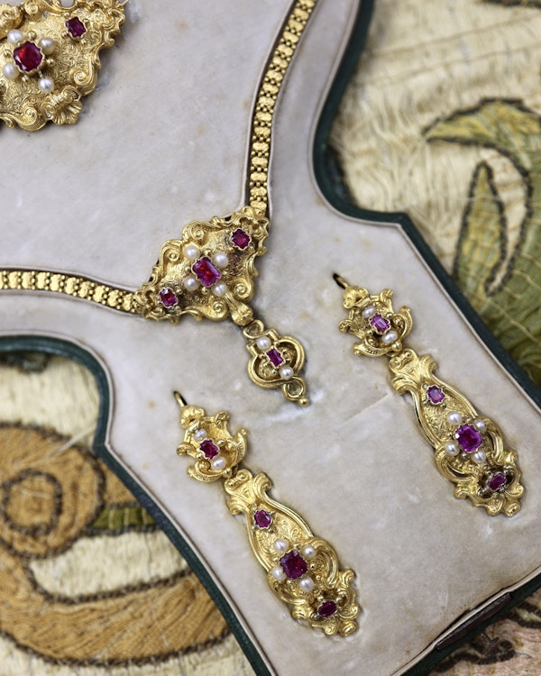 A Beautiful example of a very fine 18ct Yellow Gold, Untreated Burmese Ruby and Seed Pearl, French Parure in the original box. Circa 1825 - image 3