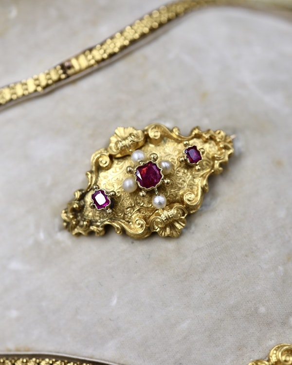 A Beautiful example of a very fine 18ct Yellow Gold, Untreated Burmese Ruby and Seed Pearl, French Parure in the original box. Circa 1825 - image 5