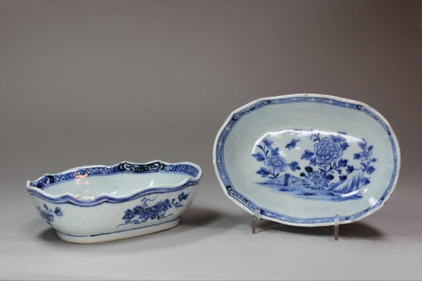 Pair of Chinese blue and white oval bowls, late Qianlong (1736-95) - image 1