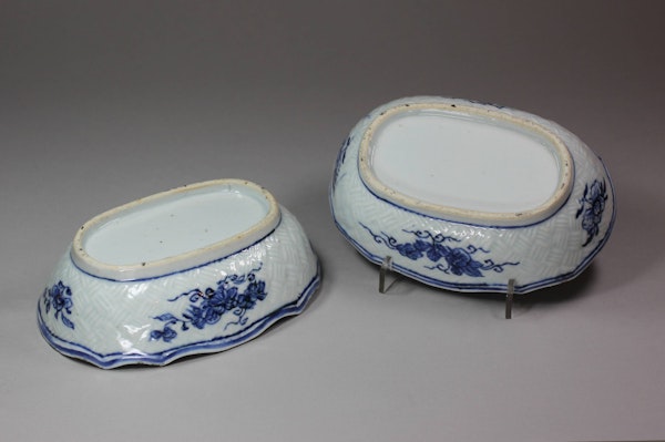 Pair of Chinese blue and white oval bowls, late Qianlong (1736-95) - image 2