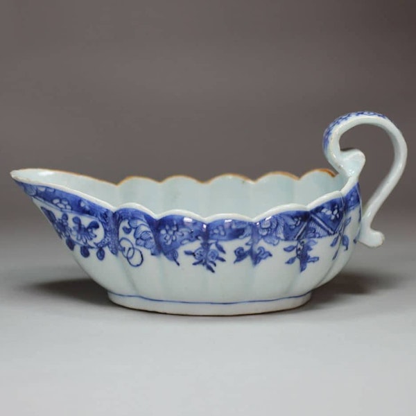 Chinese blue and white fluted sauce boat, Qianlong (1736-1795) - image 1