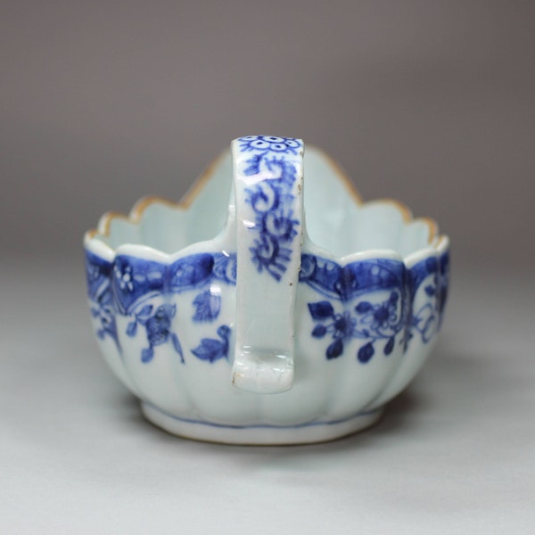 Chinese blue and white fluted sauce boat, Qianlong (1736-1795) - image 4