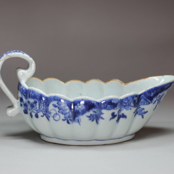 Chinese blue and white fluted sauce boat, Qianlong (1736-1795) - image 2