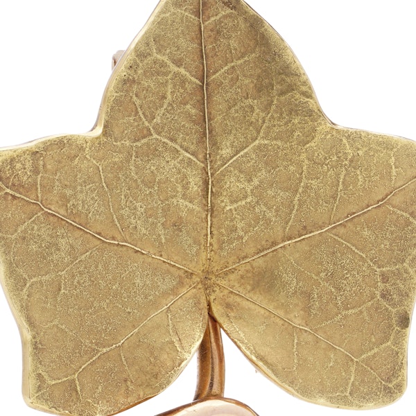 Cartier 18kt gold textured leaf brooch - image 2