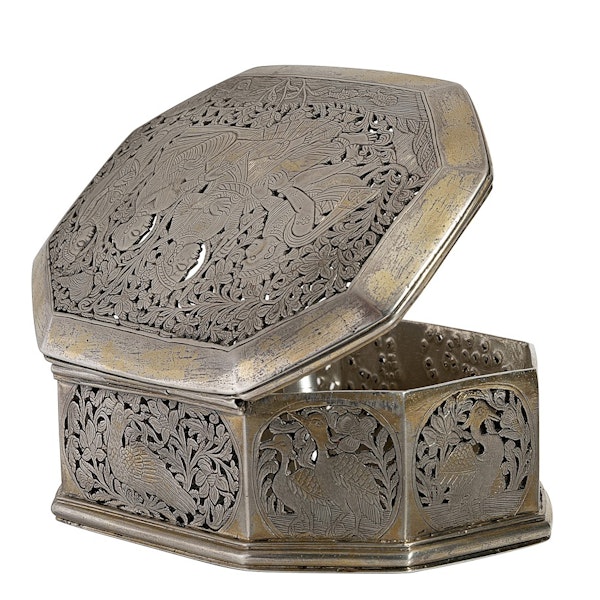 A fine and important 18th century Indian silver and parcel gilt octagonal pandan box with pierced and engraved decoration. - image 3