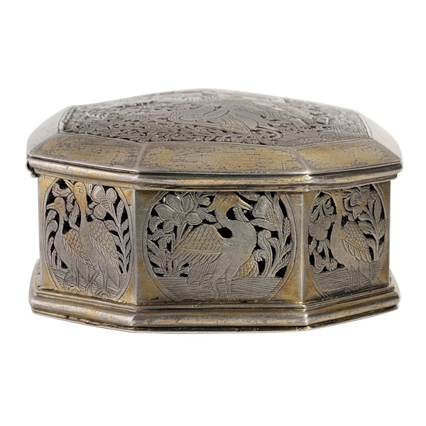 A fine and important 18th century Indian silver and parcel gilt octagonal pandan box with pierced and engraved decoration. - image 4