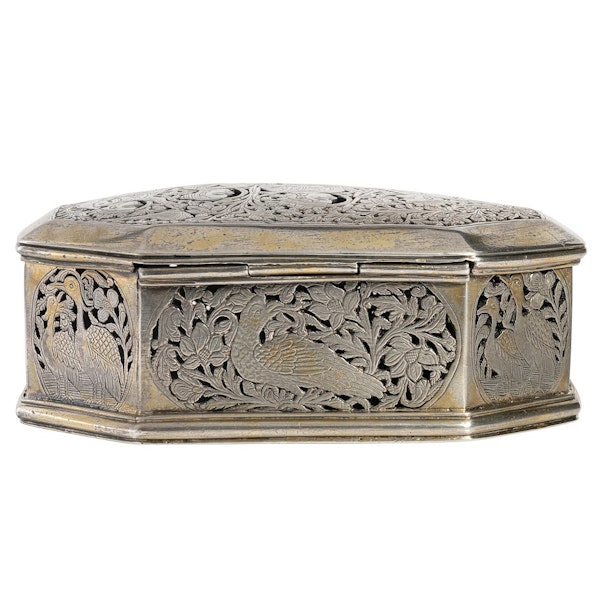 A fine and important 18th century Indian silver and parcel gilt octagonal pandan box with pierced and engraved decoration. - image 7